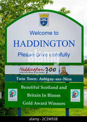 Benvenuti al cartello con il nome di Haddington Place con la bella Scozia e la Gran Bretagna in Bloom Awards, East Lothian, Scotland, UK Foto Stock