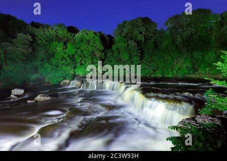 L'alta Aysgarth cade di notte nel Parco Nazionale delle Valli dello Yorkshire Foto Stock