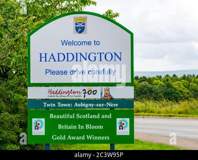 Benvenuti al cartello con il nome di Haddington Place con la bella Scozia e la Gran Bretagna in Bloom Awards, East Lothian, Scotland, UK Foto Stock