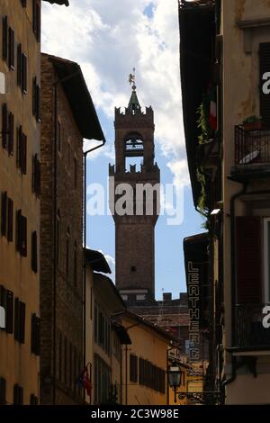 Torre del Palazzo Vecchio, scorri attraverso le antiche strade della città, Firenze, Italia Foto Stock