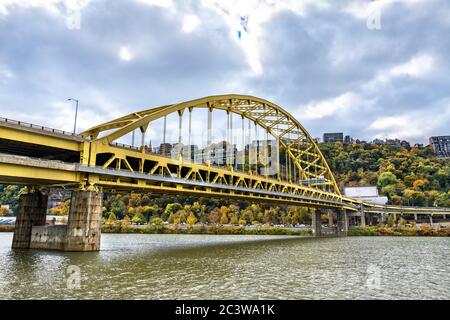 Ponte di Fort Pitt sul fiume Monongahela a Pittsburgh, Pennsylvania Foto Stock