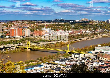 South Tenth Street Bridge attraverso il fiume Monongahela a Pittsburgh, Pennsylvania Foto Stock