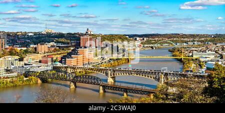 Ponti sul fiume Monongahela a Pittsburgh, Pennsylvania Foto Stock