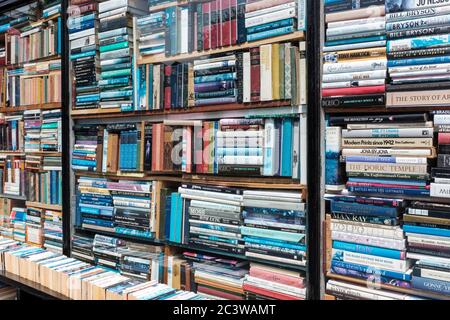 Londra, UK- Shelves accatastato con i libri in libreria antiquaria, Foto Stock