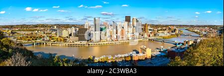 Panorama del centro di Pittsburgh con il fiume Monongahela in Pennsylvania Foto Stock