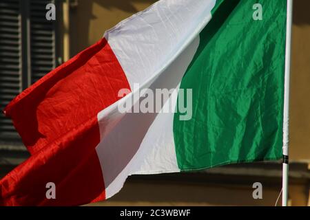 Bandiera della Repubblica Italiana nel vento, simbolo nazionale, Italia Foto Stock