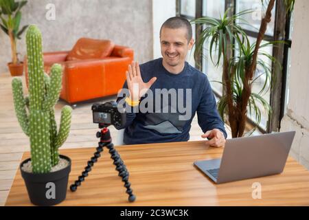 Uomo che registra video corsi o lezioni per la scuola online. Foto Stock