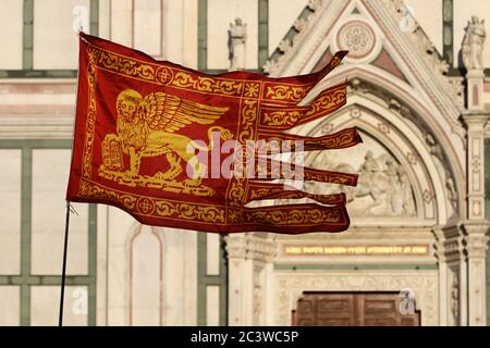 Bandiera della città di Venezia nel vento, Italia Foto Stock