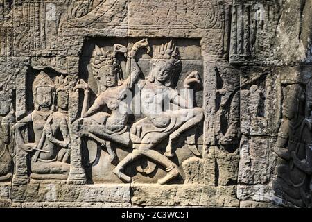 Particolare di Apsaras o ragazze danzanti scolpite nelle pareti e colonne al complesso del tempio di Angkor Thom, Siem Reap, Cambogia, Asia Foto Stock