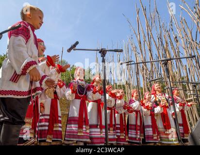 Voronezh, Russia - 05 settembre 2019: Coro per bambini esegue canzoni popolari, festival dei fiori 2019, Voronezh Foto Stock