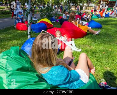 Voronezh, Russia - 05 settembre 2019: Parco prato come un luogo di riposo per le persone Foto Stock