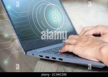 Uomo d'affari utilizza il laptop con concetto di sicurezza informatica e informatica. Impedire l'accesso ai dati nella rete. Foto Stock