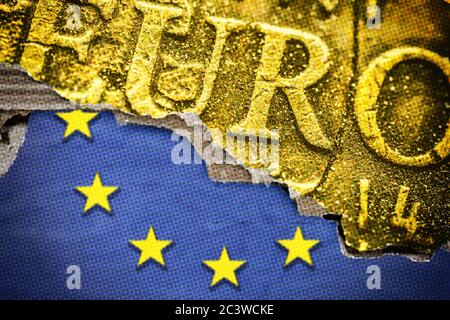 FOTOMONTAGGIO, bandiera dell'UE e scritta in euro su una moneta, Fondo europeo per la ricostruzione, FOTOMONTAGE, EU-Fahne und Euro-Schriftzug auf einer Münze, EU-Wieder Foto Stock