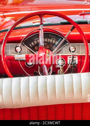 Drempt, Paesi Bassi - 11 giugno 2020: Interno di una vettura classica 1956 Chevrolet Bel Air Convertibile rossa nel villaggio olandese di Drempt, Paesi Bassi Foto Stock