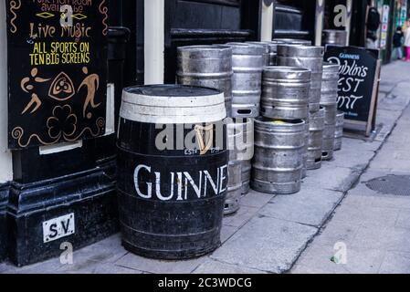 Dublino, Irlanda - 30 dicembre 2019: Stack di barili di birra Guinness sulla strada fuori da un pub irlandese a Dublino, Irlanda Foto Stock