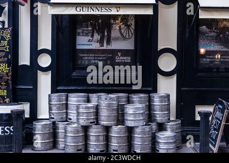 Dublino, Irlanda - 30 dicembre 2019: Stack di barili di birra Guinness sulla strada fuori da un pub irlandese a Dublino, Irlanda Foto Stock