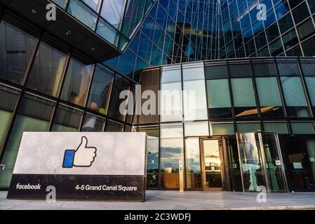 Dublino, Irlanda - 1 gennaio 2020: Logo della sede centrale di Facebook, edificio di uffici a Grand Canal Square, Dublino, Irlanda Foto Stock