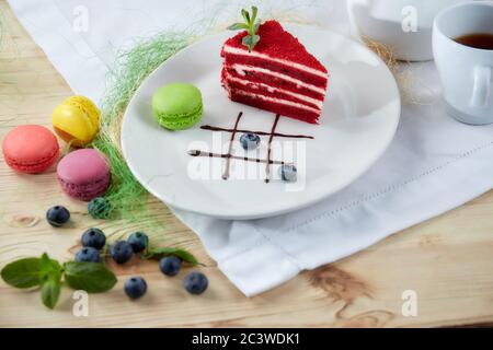 composizione di dessert su sfondo chiaro. Torte con frutta e una tazza di tè Foto Stock