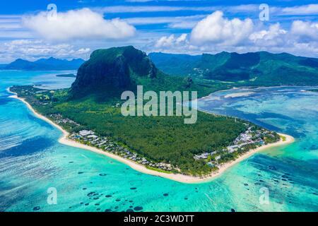 Vista aerea del panorama dell'isola di Mauritius e della famosa montagna le Morne Brabant, della splendida laguna blu e della cascata subacquea Foto Stock