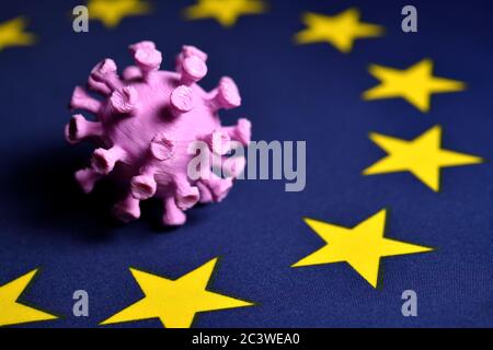 Miniatura del coronavirus sulla bandiera dell'UE, Coronavirus-Miniatur auf EU-Fahne Foto Stock