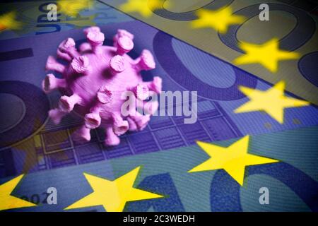 FOTOMONTAGGIO, miniatura del coronavirus sulla bandiera dell'UE con banconote, FOTOMONTAGE, Coronavirus-Miniatur auf EU-Fahne mit Geldscheinen Foto Stock