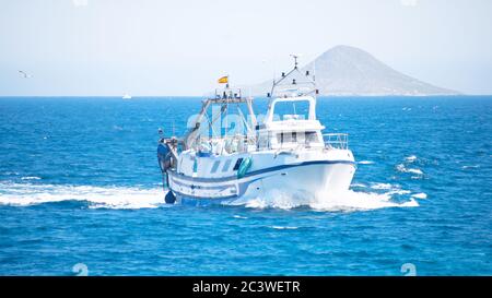 San Pedro del Pinatar, Murcia, Spagna, 17 giugno 2020: La barca da pesca ritorna al porto. Pescatori che lavorano su una barca che naviga attraverso il mediterraneo a S. Foto Stock