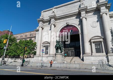 New York, Stati Uniti. 22 Giugno 2020. Vista generale della statua del presidente Theodore Roosevelt all'American Museum of Natural History che verrà rimossa a New York il 22 giugno 2020. L'ufficiale della polizia ha visto sulla guardia accanto a presto per essere rimosso la statua. Mentre le proteste sono scoppiate in tutta la città, gli ufficiali della NYPD hanno protetto lo statuto dal vandalismo. Lo statuto è stato dedicato nel 1940 per onorare l'ex presidente, un conservatore che ha creato parchi nazionali negli Stati Uniti e il cui padre ha fondato il Museo di Storia Naturale. (Foto di Lev Radin/Sipa USA) Credit: Sipa USA/Alamy Live News Foto Stock