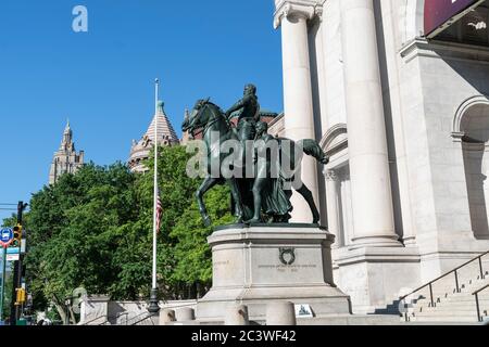 New York, Stati Uniti. 22 Giugno 2020. Vista generale della statua del presidente Theodore Roosevelt all'American Museum of Natural History che verrà rimossa a New York il 22 giugno 2020. L'ufficiale della polizia ha visto sulla guardia accanto a presto per essere rimosso la statua. Mentre le proteste sono scoppiate in tutta la città, gli ufficiali della NYPD hanno protetto lo statuto dal vandalismo. Lo statuto è stato dedicato nel 1940 per onorare l'ex presidente, un conservatore che ha creato parchi nazionali negli Stati Uniti e il cui padre ha fondato il Museo di Storia Naturale. (Foto di Lev Radin/Sipa USA) Credit: Sipa USA/Alamy Live News Foto Stock