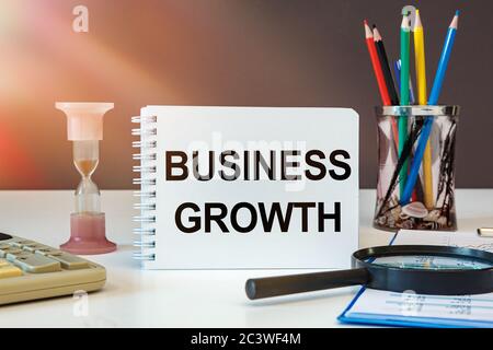 Cartello con testo che mostra la crescita aziendale. Foto concettuale che migliora il business delle entrate o delle entrate . Foto Stock
