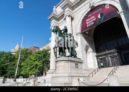 New York, Stati Uniti. 22 Giugno 2020. Vista generale della statua del presidente Theodore Roosevelt all'American Museum of Natural History che verrà rimossa a New York il 22 giugno 2020. L'ufficiale della polizia ha visto sulla guardia accanto a presto per essere rimosso la statua. Mentre le proteste sono scoppiate in tutta la città, gli ufficiali della NYPD hanno protetto lo statuto dal vandalismo. Lo statuto è stato dedicato nel 1940 per onorare l'ex presidente, un conservatore che ha creato parchi nazionali negli Stati Uniti e il cui padre ha fondato il Museo di Storia Naturale. (Foto di Lev Radin/Sipa USA) Credit: Sipa USA/Alamy Live News Foto Stock