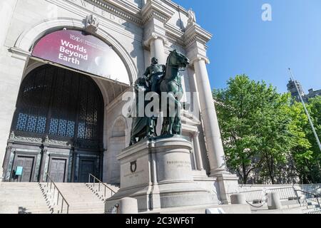 New York, Stati Uniti. 22 Giugno 2020. Vista generale della statua del presidente Theodore Roosevelt all'American Museum of Natural History che verrà rimossa a New York il 22 giugno 2020. L'ufficiale della polizia ha visto sulla guardia accanto a presto per essere rimosso la statua. Mentre le proteste sono scoppiate in tutta la città, gli ufficiali della NYPD hanno protetto lo statuto dal vandalismo. Lo statuto è stato dedicato nel 1940 per onorare l'ex presidente, un conservatore che ha creato parchi nazionali negli Stati Uniti e il cui padre ha fondato il Museo di Storia Naturale. (Foto di Lev Radin/Sipa USA) Credit: Sipa USA/Alamy Live News Foto Stock