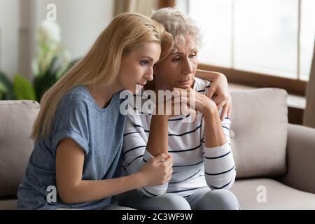 La figlia adulta ringhiuta la madre anziana condivide il suo dolore mentale Foto Stock