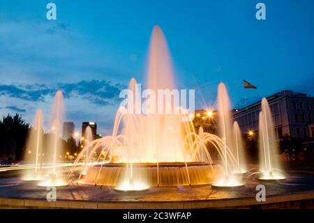 Fontana di notte. Nuevos Ministerios, Paseo de la Castellana, Madrid, Spagna. Foto Stock