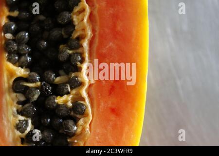 Primo piano di frutta papaya sul tavolo da cucina. Frutto di papaia macro, semi di papaia. Foto Stock
