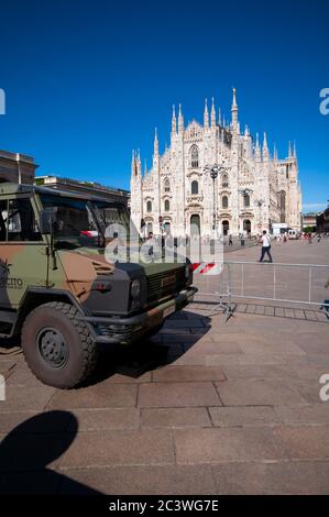 Italia, Lombardia, Milano, Piazza Duomo, Esercito Italiano per prevenire gli attacchi terroristici Foto Stock