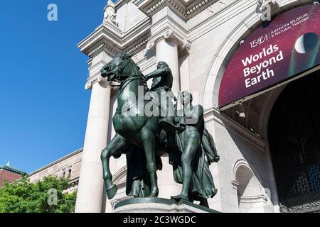New York, Stati Uniti. 22 Giugno 2020. Vista generale della statua del presidente Theodore Roosevelt all'American Museum of Natural History che verrà rimossa. L'ufficiale della polizia ha visto sulla guardia accanto a presto per essere rimosso la statua. Mentre le proteste sono scoppiate in tutta la città, gli ufficiali della NYPD hanno protetto lo statuto dal vandalismo. Lo statuto è stato dedicato nel 1940 per onorare l'ex presidente, un conservatore che ha creato parchi nazionali negli Stati Uniti e il cui padre ha fondato il Museo di Storia Naturale. (Foto di Lev Radin/Pacific Press) Credit: Pacific Press Agency/Alamy Live News Foto Stock