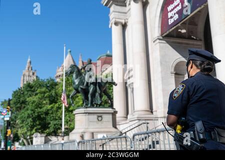 New York, Stati Uniti. 22 Giugno 2020. Vista generale della statua del presidente Theodore Roosevelt all'American Museum of Natural History che verrà rimossa. L'ufficiale della polizia ha visto sulla guardia accanto a presto per essere rimosso la statua. Mentre le proteste sono scoppiate in tutta la città, gli ufficiali della NYPD hanno protetto lo statuto dal vandalismo. Lo statuto è stato dedicato nel 1940 per onorare l'ex presidente, un conservatore che ha creato parchi nazionali negli Stati Uniti e il cui padre ha fondato il Museo di Storia Naturale. (Foto di Lev Radin/Pacific Press) Credit: Pacific Press Agency/Alamy Live News Foto Stock