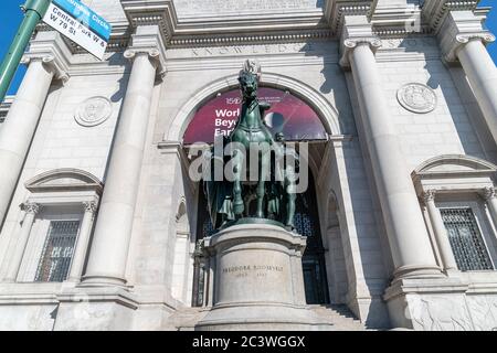 New York, Stati Uniti. 22 Giugno 2020. Vista generale della statua del presidente Theodore Roosevelt all'American Museum of Natural History che verrà rimossa. L'ufficiale della polizia ha visto sulla guardia accanto a presto per essere rimosso la statua. Mentre le proteste sono scoppiate in tutta la città, gli ufficiali della NYPD hanno protetto lo statuto dal vandalismo. Lo statuto è stato dedicato nel 1940 per onorare l'ex presidente, un conservatore che ha creato parchi nazionali negli Stati Uniti e il cui padre ha fondato il Museo di Storia Naturale. (Foto di Lev Radin/Pacific Press) Credit: Pacific Press Agency/Alamy Live News Foto Stock