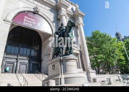 New York, Stati Uniti. 22 Giugno 2020. Vista generale della statua del presidente Theodore Roosevelt all'American Museum of Natural History che verrà rimossa. L'ufficiale della polizia ha visto sulla guardia accanto a presto per essere rimosso la statua. Mentre le proteste sono scoppiate in tutta la città, gli ufficiali della NYPD hanno protetto lo statuto dal vandalismo. Lo statuto è stato dedicato nel 1940 per onorare l'ex presidente, un conservatore che ha creato parchi nazionali negli Stati Uniti e il cui padre ha fondato il Museo di Storia Naturale. (Foto di Lev Radin/Pacific Press) Credit: Pacific Press Agency/Alamy Live News Foto Stock