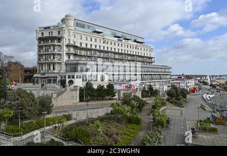 Il Park Inn Palace Hotel a Southend on Sea, Essex, è stato costruito come Metropole Hotel. Era la regina Mary Hospital WWI. Visitata dalla principessa Louise 1915. Foto Stock
