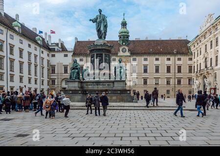 Vista del monumento dell'imperatore Franz i nei cortili del Palazzo di Hofburg, Vienna, Austria. Foto Stock