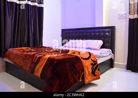 Camera semplice con comodo letto morbido Foto Stock