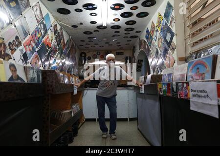 Curitiba, Brasile. 22 Giugno 2020. 19). Nella foto Gilberto Vieira de Almeida, proprietario di Sebo. Credit: Leandro Ferreira/FotoArena/Alamy Live News Foto Stock