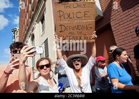 Tulsa, Oklahoma, Stati Uniti. 20 Giugno 2020. I sostenitori di Trump gridano ai manifestanti della Black Lives Matter fuori dal BOK Center di Tulsa, Oklahama, dove il presidente terrà un raduno il 20 giugno 2020. Credit: Leslie Spurlock/ZUMA Wire/Alamy Live News Foto Stock