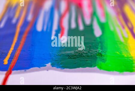 l'inchiostro colorato della stampa su schermo gocciola su sfondo bianco Foto Stock