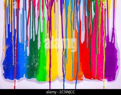 l'inchiostro colorato della stampa su schermo gocciola su sfondo bianco Foto Stock