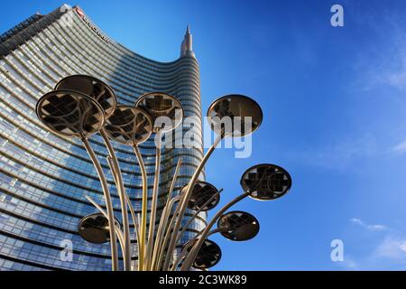UniCredit grattacielo sotto un bel cielo. Architettura italiana moderna. Milano, Italia. Foto Stock