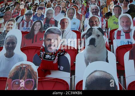 Exeter, Regno Unito. 22 Giugno 2020. Una sfinestratura di cartone del manager di Plymouth Argyle Ryan Lowe (con sciarpa) è stata tra gli oltre 1200 "fan" tagliati in cartone durante la partita semifinale di EFL Sky Bet League 2 Play-off tra Exeter City e Colchester United a St James' Park, Exeter, Inghilterra, il 22 giugno 2020. Foto di Dave Peters. Solo per uso editoriale, licenza richiesta per uso commerciale. Nessun utilizzo nelle scommesse, nei giochi o nelle pubblicazioni di un singolo club/campionato/giocatore. Credit: UK Sports Pics Ltd/Alamy Live News Foto Stock