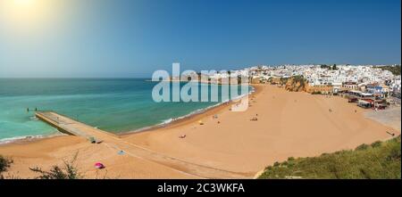 Panorama aereo di Albufeira, Algarve, Portogallo. Splendida vista sulla spiaggia con l'oceano. Giorno di sole. Foto Stock