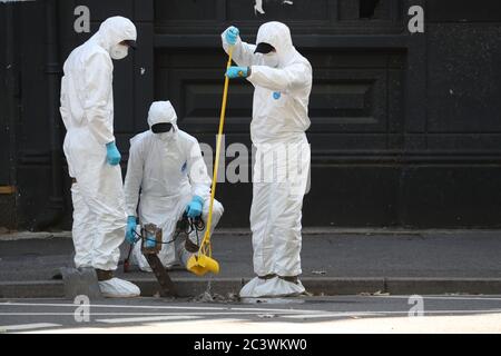 Ufficiali di polizia forense vicino a Forbury Gardens, nel centro di Reading, teatro di un attacco di stabbing multiplo che si è svolto intorno alle 19:00 il sabato, lasciando tre persone morte e altre tre gravemente feriti. Foto Stock